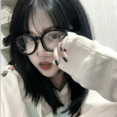念七 可爱黑框眼镜时尚女生头像
