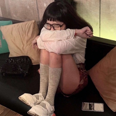 女头/我抓不住世间美好只好装出万物顺遂的样子