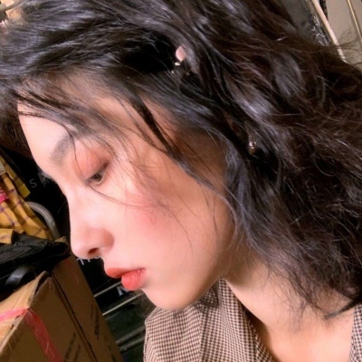 帝江:歪头挡脸唯美清新微信女头/你来时携带风雨，我无处可避