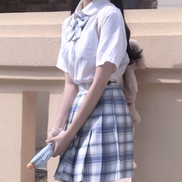 草莓粥：恩典ins风气质女生部位头像/是心动啊！糟糕眼神躲不掉.