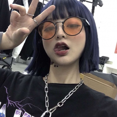 溺毙:简单成熟眼镜控气质女头.星河依旧滚烫 人间再无理想.