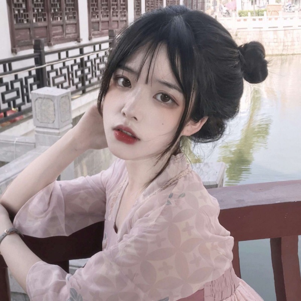 白灏宇:微信头像/女生/你一定要储蓄你的可爱 眷顾你的温柔 变得勇敢.