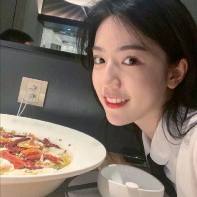 白灏宇:微信头像/女生/   愿我三旬时 理想依然在 孤独别醒来.