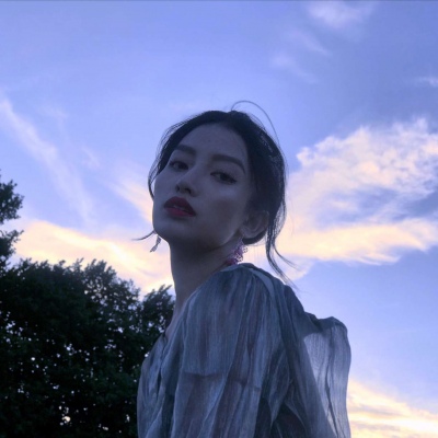 溺毙:微信头像女生气质淡雅.沉迷于裙下 迷醉于你身