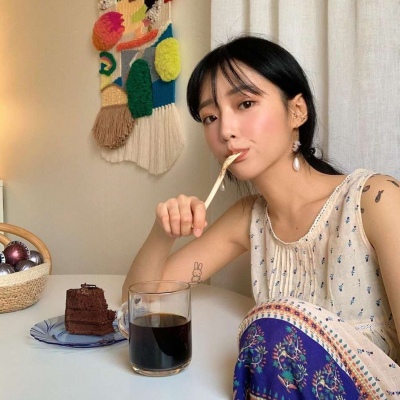 溺毙:微信头像女生气质淡雅.沉迷于裙下 迷醉于你身