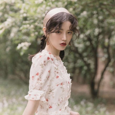 溺毙:微信头像女生气质淡雅.沉迷于裙下 迷醉于你身