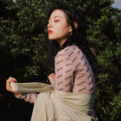 溺毙:微信头像女生气质淡雅.沉迷于裙下 迷醉于你身