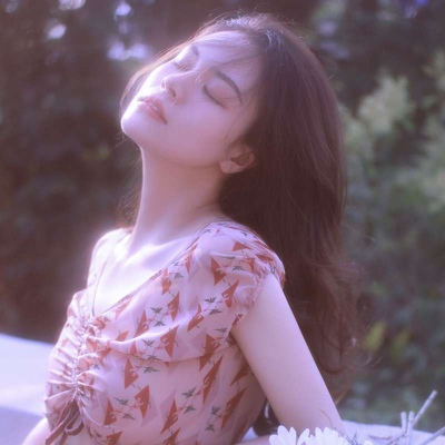 溺毙:微信头像女生气质淡雅.沉迷于裙下 迷醉于你身