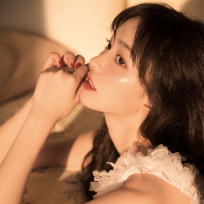 溺毙:微信头像女生气质淡雅.沉迷于裙下 迷醉于你身