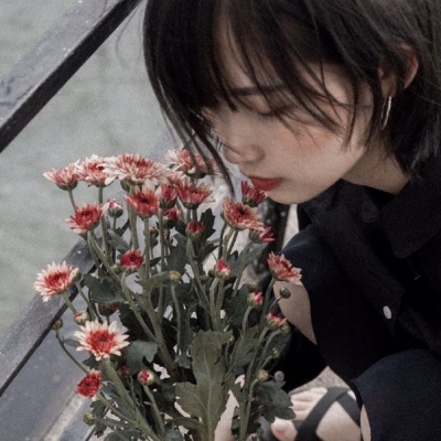 溺毙:微信头像女生气质淡雅.沉迷于裙下 迷醉于你身