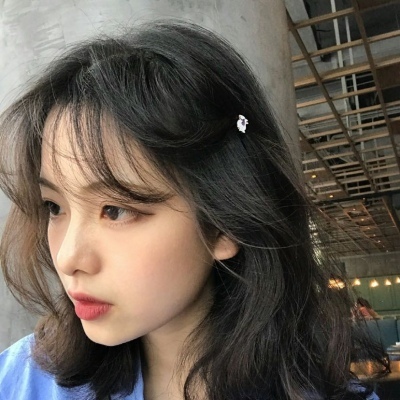 沈曦:气质成熟女生头像  我为你隐藏着许多梦.
