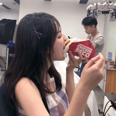 允言/可爱软妹微信女    你未必光芒万丈但始终温柔有光