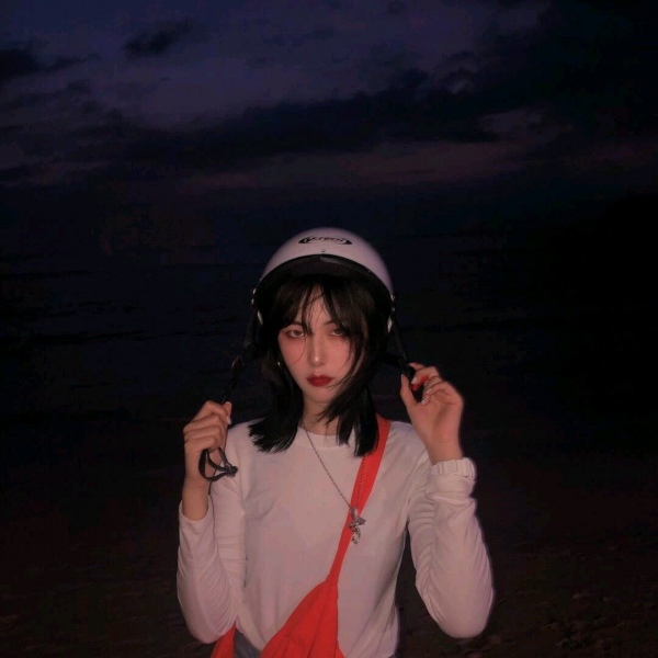 江奕/ins微信复古女头/稍有失意就会想着逃离
