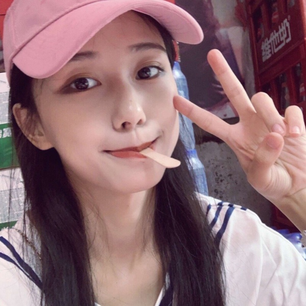 林哲 微信头像/帽子女头 下学期很短 多看看喜欢的人