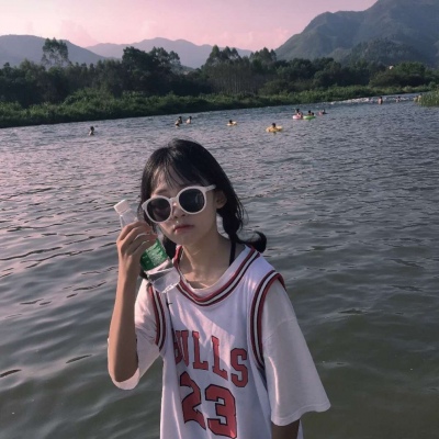 意境可爱女生戴墨镜头像