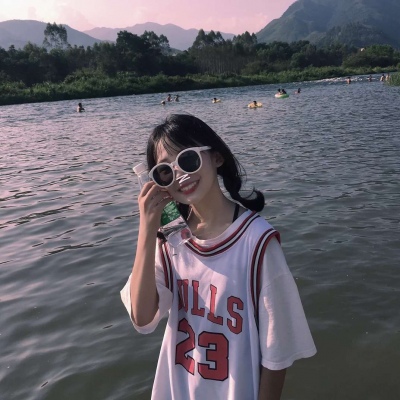 意境可爱女生戴墨镜头像