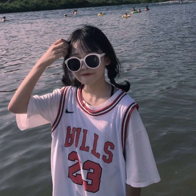 意境可爱女生戴墨镜头像
