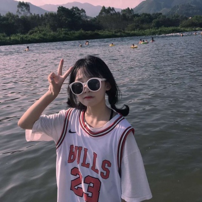 意境可爱女生戴墨镜头像