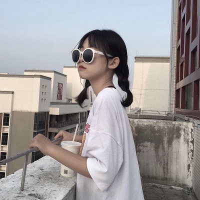 意境可爱女生戴墨镜头像