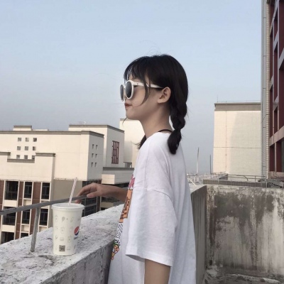 意境可爱女生戴墨镜头像