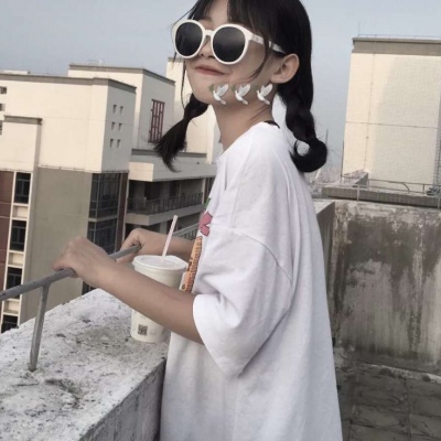 意境可爱女生戴墨镜头像