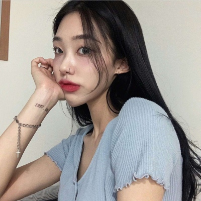 江窈/微信成熟魅力御姐女生头像。