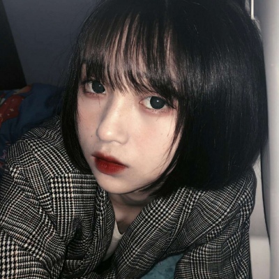 江窈/自截短发微信女头/ “想送你一台自动贩梦机，以及一罐快乐.”