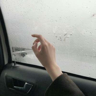 我两手空空  但心事重重