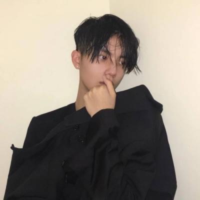 2019最冷傲男微信头像      在你生命我称霸