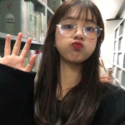 戴眼镜的微信头像女生  愿时光待你好