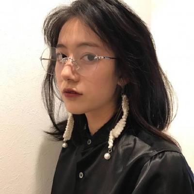 戴眼镜的微信头像女生  愿时光待你好