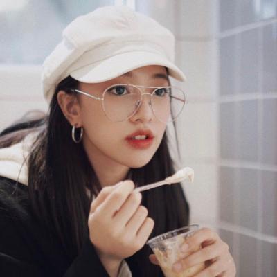 戴眼镜的微信头像女生  愿时光待你好