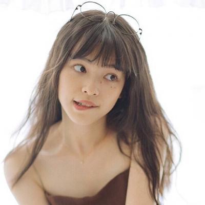 戴眼镜的微信头像女生  愿时光待你好