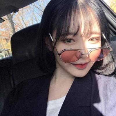 戴眼镜的微信头像女生  愿时光待你好