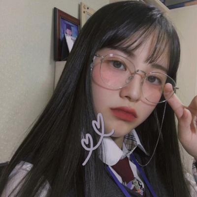 戴眼镜的微信头像女生  愿时光待你好