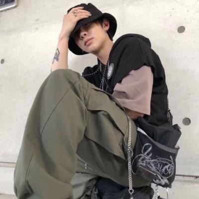 霸气冷酷的男生微信头像      世俗眼光
