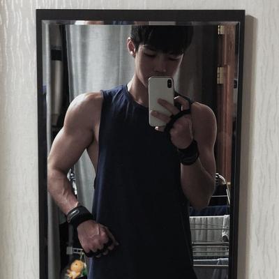 2019好看新款微信头像    半冷半酷半成熟