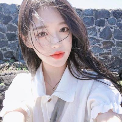 小清新淡蓝色系女生微信头像  蓝色大海里的少女