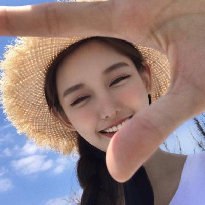 小清新淡蓝色系女生微信头像  蓝色大海里的少女