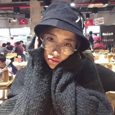 时尚有范的带眼镜女生头像 只对你一人偏执狂