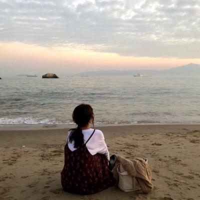气质淡雅的女生微信头像  被风吹过的夏天很美
