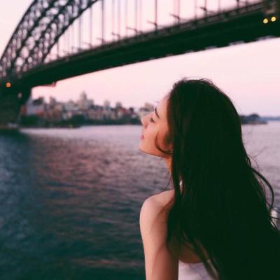 气质淡雅的女生微信头像  被风吹过的夏天很美