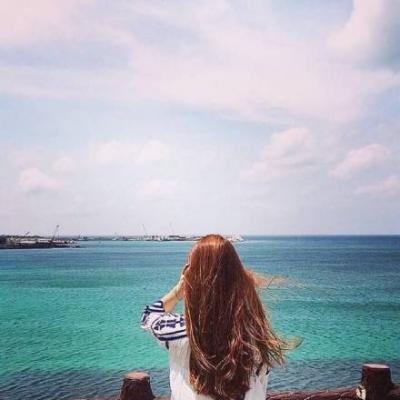 长发森系的女生海边背影头像   外面风大跟我回家