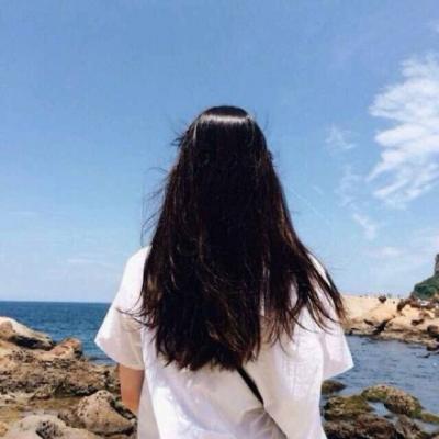 长发森系的女生海边背影头像   外面风大跟我回家