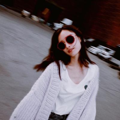 文艺有气质的微信女生头像  阳光触碰嘴角的弧度