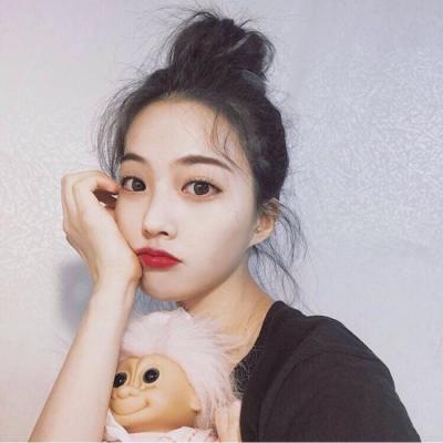 简单大方的气质女生微信头像 凝眸 牵不住时光