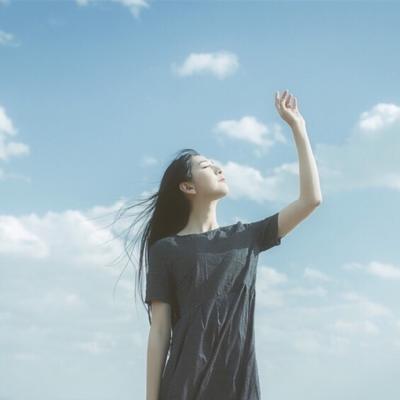 高冷的淡淡伤感微信女生头像 深知是你是梦我怎敢触碰