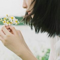 唯美捧花女生