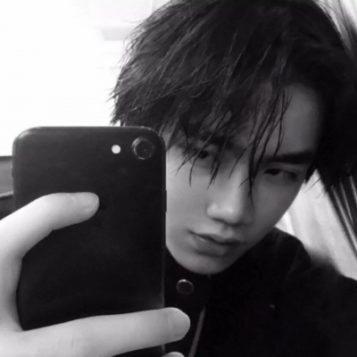 男生头像  画个圈诅咒不陪我聊天的，手机都掉厕所里。