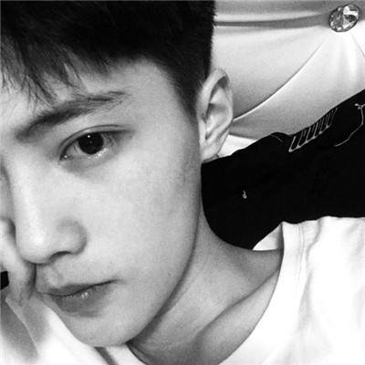 qq好看的男生头像伤感